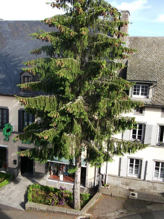 Hotel Restaurant La Reine Margot La Tour-dʼAuvergne Esterno foto