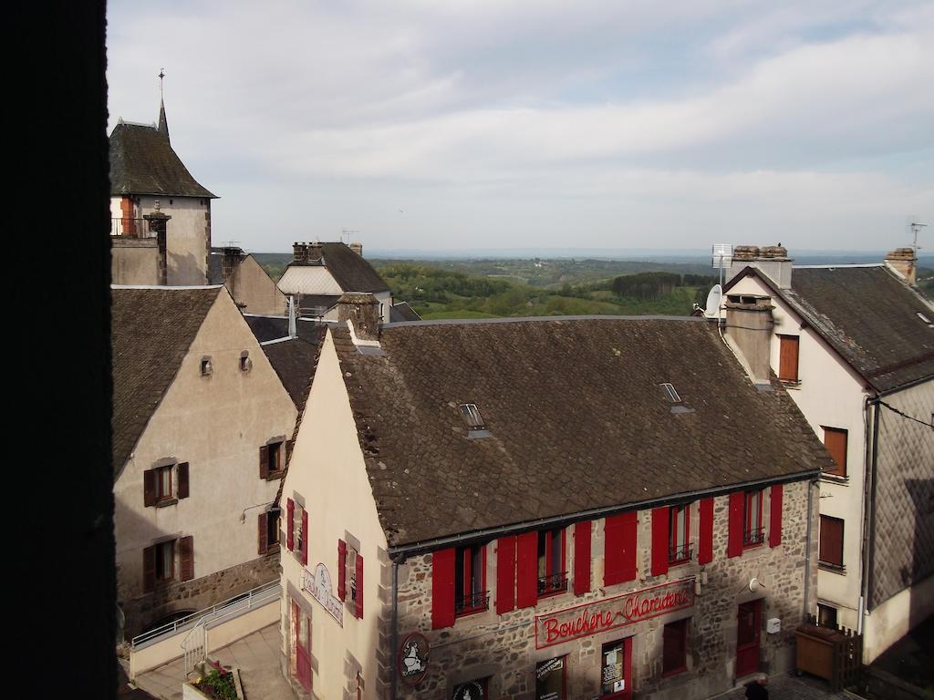 Hotel Restaurant La Reine Margot La Tour-dʼAuvergne Esterno foto