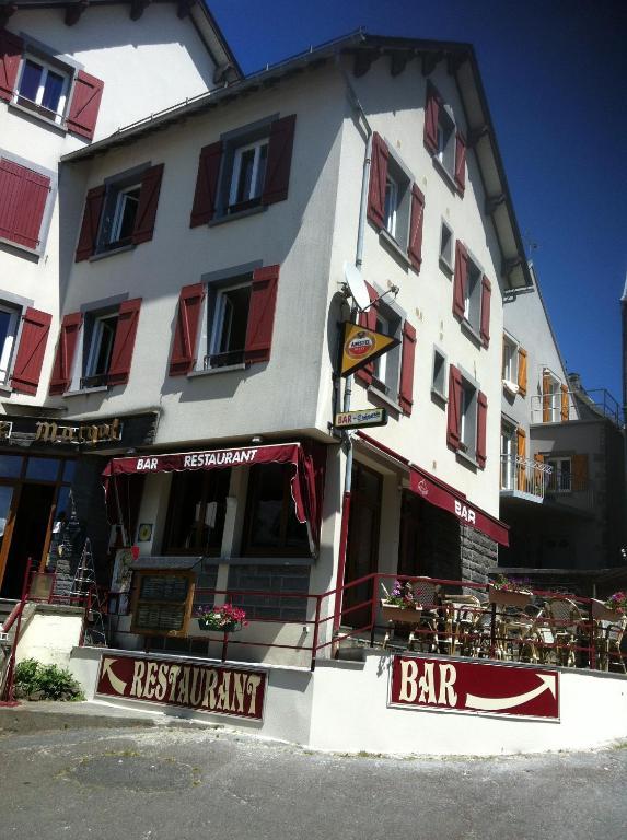 Hotel Restaurant La Reine Margot La Tour-dʼAuvergne Esterno foto