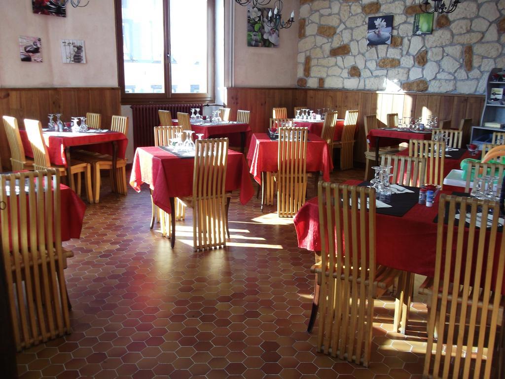 Hotel Restaurant La Reine Margot La Tour-dʼAuvergne Esterno foto